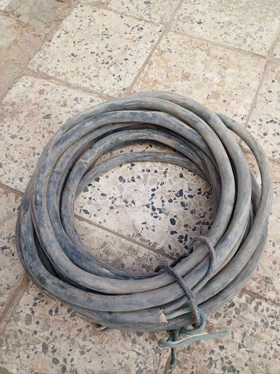 السلام عليكم ورحمه الله وبركاته كيبل حجم 15متر نوع ثقيل وبحاله ممتازه سنكل فيز خطين 16ملم هذا رقمي للتواصل *********** السعر 160
