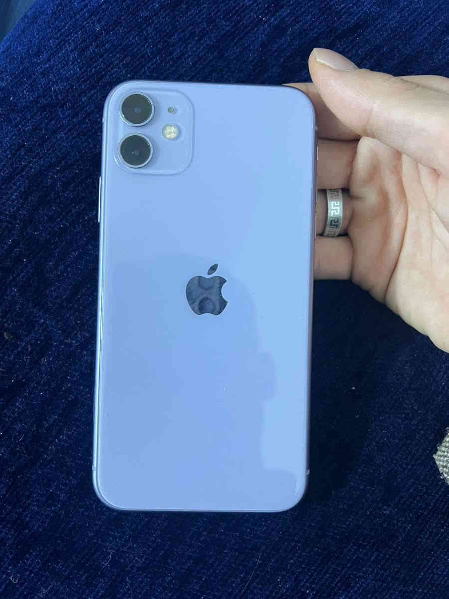 آيفون ١١ العادي نظيف ما مفتوح ولا مبدل بيه شي فول نظافه بطاريه ٨٧ السعر 275 للاستفسار *********** وبيه واتساب .
