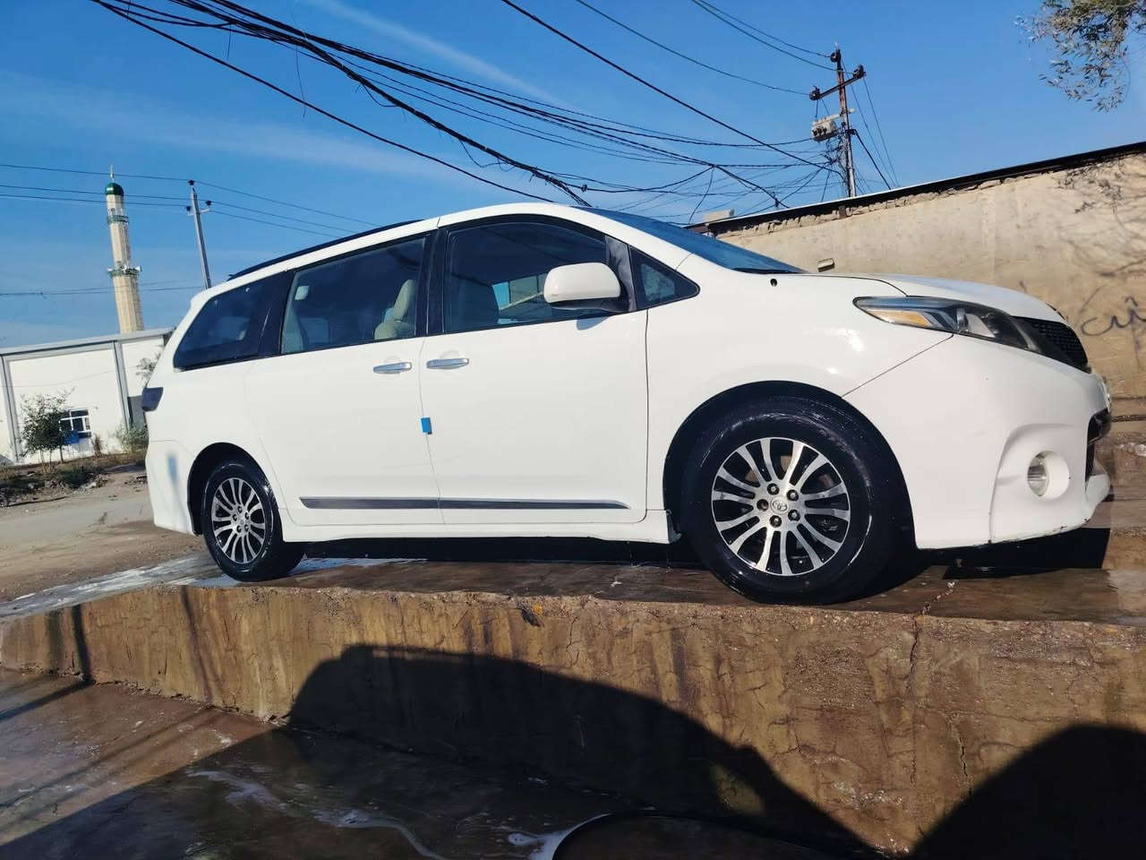 السلام عليكم
تويوتا سيينا 2013 كفالة عامة ما عدا طخة صغيرة بالباب سلايت 
رقم بغداد 
مكينة وگير خير من الله 
مزود للگير براد 
مواصفات se رياضي 
فتحة سقف 
تحكم ستيرن 
بوب كهرباء 
السيارة نضيفة 
السعر 175 وبيها مجال 
للأتصال
 ***********
 ***********
