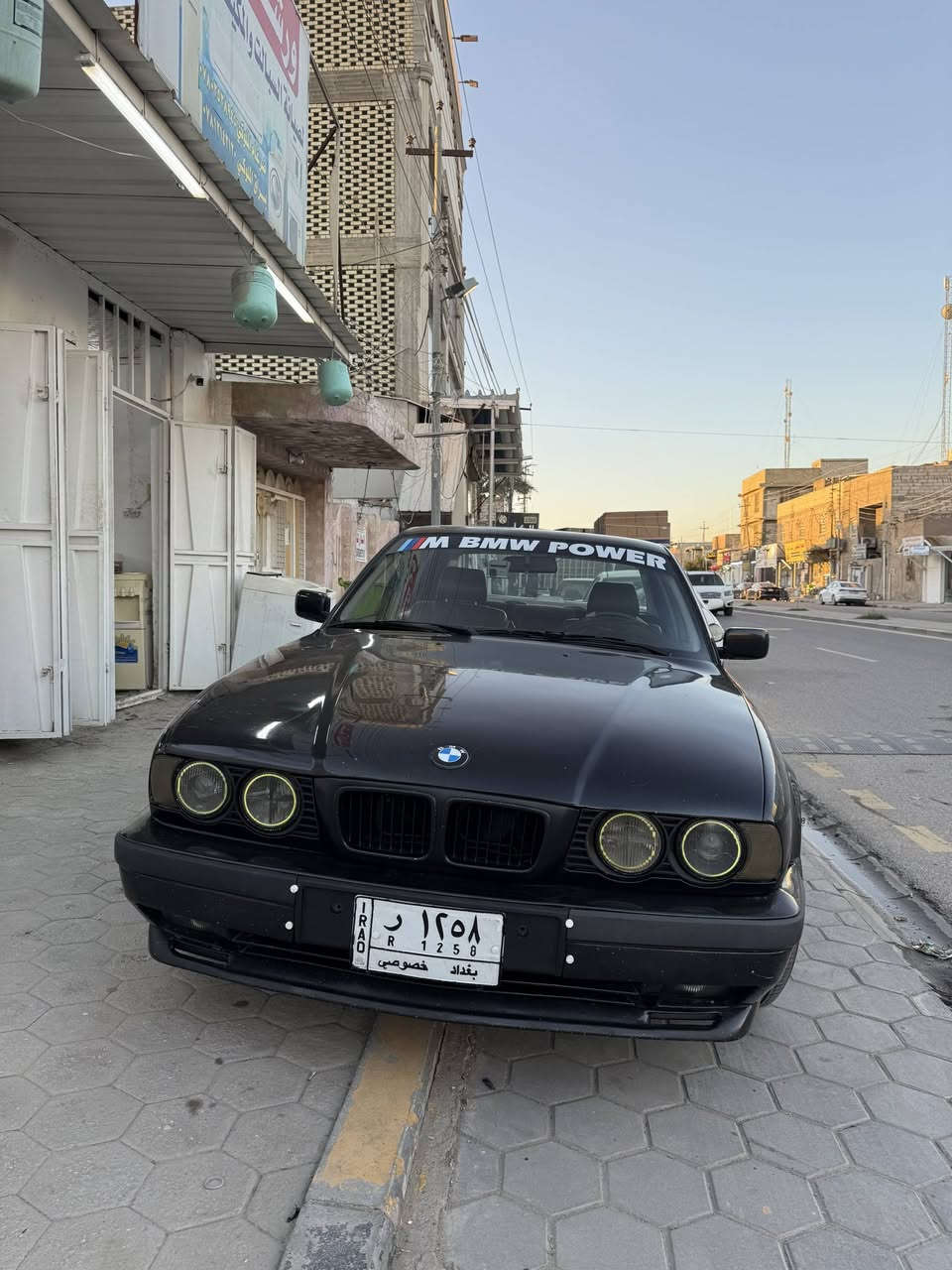 السلام عليكم سيارة  فول وفتحة مواصفاتهة معروفة اصل مامحور BMW 525i 1992 مسكر عدل رقم بغداد مميز بأسمي مكاني نجف  
السيارة كاعدة وحلوة ونضيفة خارج وداخل 
مصبوغة عام للجماليه 
تبريد شغال ثلج كير ومحرك كلش نضيفات 
منضومة ماي نضيفة من راديتر للجوينات 
جعمقة كهربائي ستيرن ريشة 
ويلات خلية وتايرات نضيفات 
ايرفلو وكهربائيات (صافية كلش ماملعوب بيهة ) اكسن 64 كاردن بلادي بدون عواج وماملحوم دعامياتهة اصلية مو تجاري ونضيفات ضربات قوية ماكو بالسيارة بخاخات وفيت بم وبلكات ومجاول فول وادامتهة مستمرة كارت الالوان شغال من تقفل تصعد جام 

(السيارة مال جناي وتعبان علية كلش ) 

السعر 75 وبيهة مجال السيارة رقمهة بغداد بأسمي سنويتهة لل27 

رقمي *********** بي وتساب
