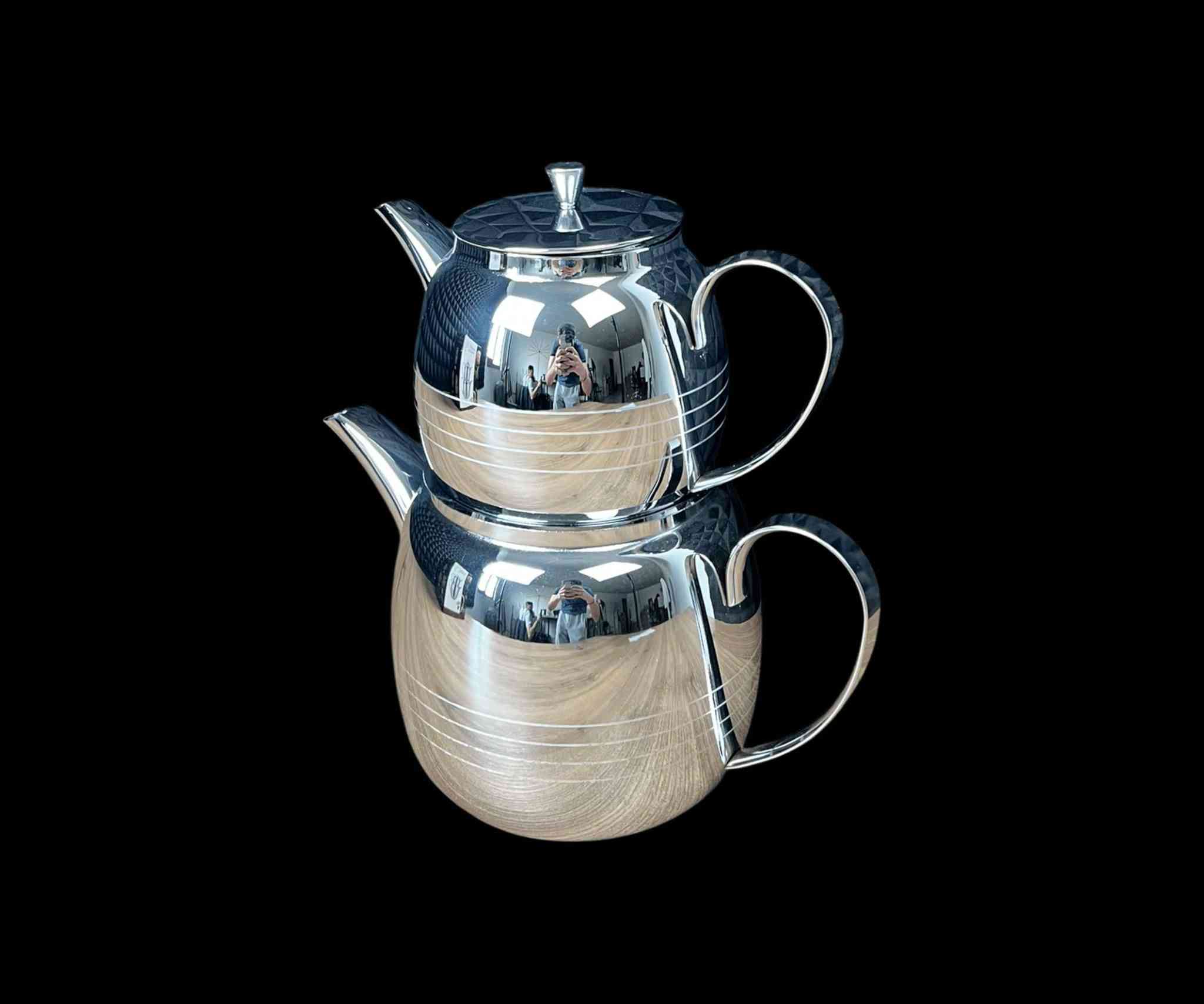 قوري شاي ستانلس ستيل ثنائي مع مصفاة – سعة 2.5 لتر + 1.5 لتر

الاستخدامات

تحضير الشاي العراقي والتركي بطريقة احترافية (قوري فوق قوري).

إبقاء الشاي مركز في الإبريق العلوي مع ماء ساخن في السفلي.

مناسب للاستخدام المنزلي اليومي.

مثالي للضيوف والعزائم والتجمعات.

يمكن استخدام الجزء السفلي لتسخين الماء فقط.

المميزات

مصنوع من الستانلس ستيل عالي الجودة المقاوم للصدأ.

وزن ثقيل (Heavy Weight) يدل على سماكة ومتانة عالية.

سعة كبيرة:

- السفلي: 2.5 لتر
- العلوي: 1.5 لتر

توزيع حراري ممتاز يحافظ على حرارة الشاي لفترة أطول.

مصفاة داخلية ستانلس ستيل مثقبة لفلترة أوراق الشاي.

غطاء محكم لكل إبريق.

مقابض قوية ومريحة مقاومة للحرارة.

تصميم لامع أنيق يناسب جميع المطابخ.

مناسب للاستخدام على الغاز.

السعر 45 ألف 

توجد خدمت توصيل جميع المحافظات العراق مجاني كربلاء, العراق


**إذا كنت صاحب هذا الإعلان وتريد حذفه لأي سبب، رجاءا أرسل رسالة إلى الدعم الفني**