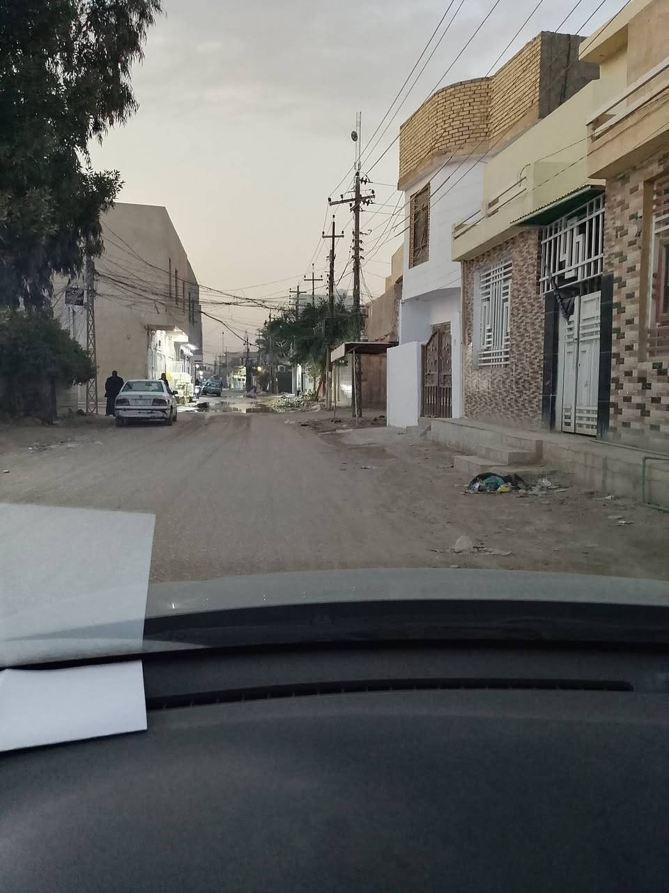 الدار للبيع المساحة 54 متر سند 25 باسمي طابقين ونص كونكريت بلوك . واجهة 6 متر
كامل الخدمات ( ماء - مجاري - شوارع تبليط - كهرباء ميزانية .   عرض الشارع 11 متر )
الطابق الاول . كراج واسع  . مطبخ  . صالة  . غرفة  . منور . صحيات 
الطابق الثاني . غرفة كبيرة . صحيات 
الطابق الاخير . بيتونة كبيرة شبه مخزن . سطح مطبك شتايكر
الدار يحتوي على سخانات عدد 2 و تانكي ماء و ماطور ماء و منظومة كاميرات و مراوح سقفية .
يوجد قرب الدار مدارس ومستوصف واسواق وكل مايحتاجه الفرد 
يبعد عن الامام 3 كيلو 
البوبيات عمود 73 مجمع جار العباس 
للاستفسار اكثر ***********
