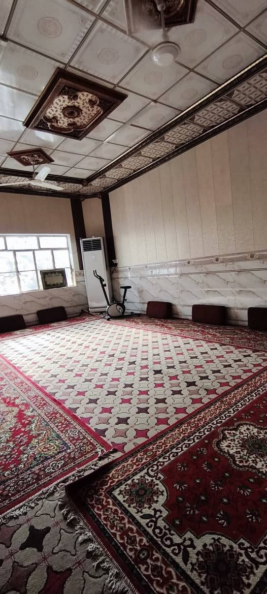 بسم الله الرحمن الرحيم
دار سكن للبيع 

° العنوان : البصرة ، القرنة ، هور السعد ، منطقة حي الضباط ؛ اقرب نقطة دالة. شارع الإطفاء لهول السعد خلف ديوان الشيخ ضرغام .
° المساحة الكلية للدار : 300 متر ؛ إما مساحة البناء 175 متر .
 ° نوع العقار : طابو ملك صرف تحويل بأسم المشتري .
° عدد الطوابق : طابق واحد ( أرضي ) .

"محتويات الدار من الداخل"

يحتوي البيت على //

° استقبال : بمساحة 6.4×4.4
° صالة : بمساحة 5×5
° صالة داخلية او موزع او هول داخلي 5.5×2.5 وأيضاً موزع على الصالة والاستقبال 
° مطبخين ( حار وبارد ) : البارد بمساحة 5×5 و الحار بمساحة 2.5×5
° غرفتين : الغرفة الاولى بمساحة 4×5 وتأتي بسويت ( حمام ) والثانية بمساحة 4×5
° الصحيات : حمام داخل البيت بمساحة ومرافق (W.C) 
° حمام او مخزن تحت الدرج 
° ترك او منور خلف الغرف والمطبخ الحار  .
° و درج داخل الدار.

" محتويات الدار من الخارج "

يحتوي البيت على // 

° كراج للسيارات : بمساحة 9×6.5 يسع حوالي ثلاثة سيارات
° محل من ضمن الدار : بمساحة 3.5×6 
° صحيات : مرافق (W.C) 
° حديقة : بمساحة 3.5×6
° منور بجانب الاستقبال : بمساحة 

"إضافات أو ملاحظات عن الدار "

° النزال بمساحة 25 و الواجهة بمساحة 12 
° الدار يقع على شارع بمساحة 12 متر مع تبليط ° وارصفة حديثة ومجاري ؛
° المنطقة تتوفر فيها جميع الخدمات .

" معلومات الاتصال والاستفسار "

لمعرفة السعر وباقي التفاصيل عن الدار 
يرجى الاتصال بالرقم المُدرج أدناه 
*********** 
متوفر على الواتساب والفيسبوك والماسنجر  .
