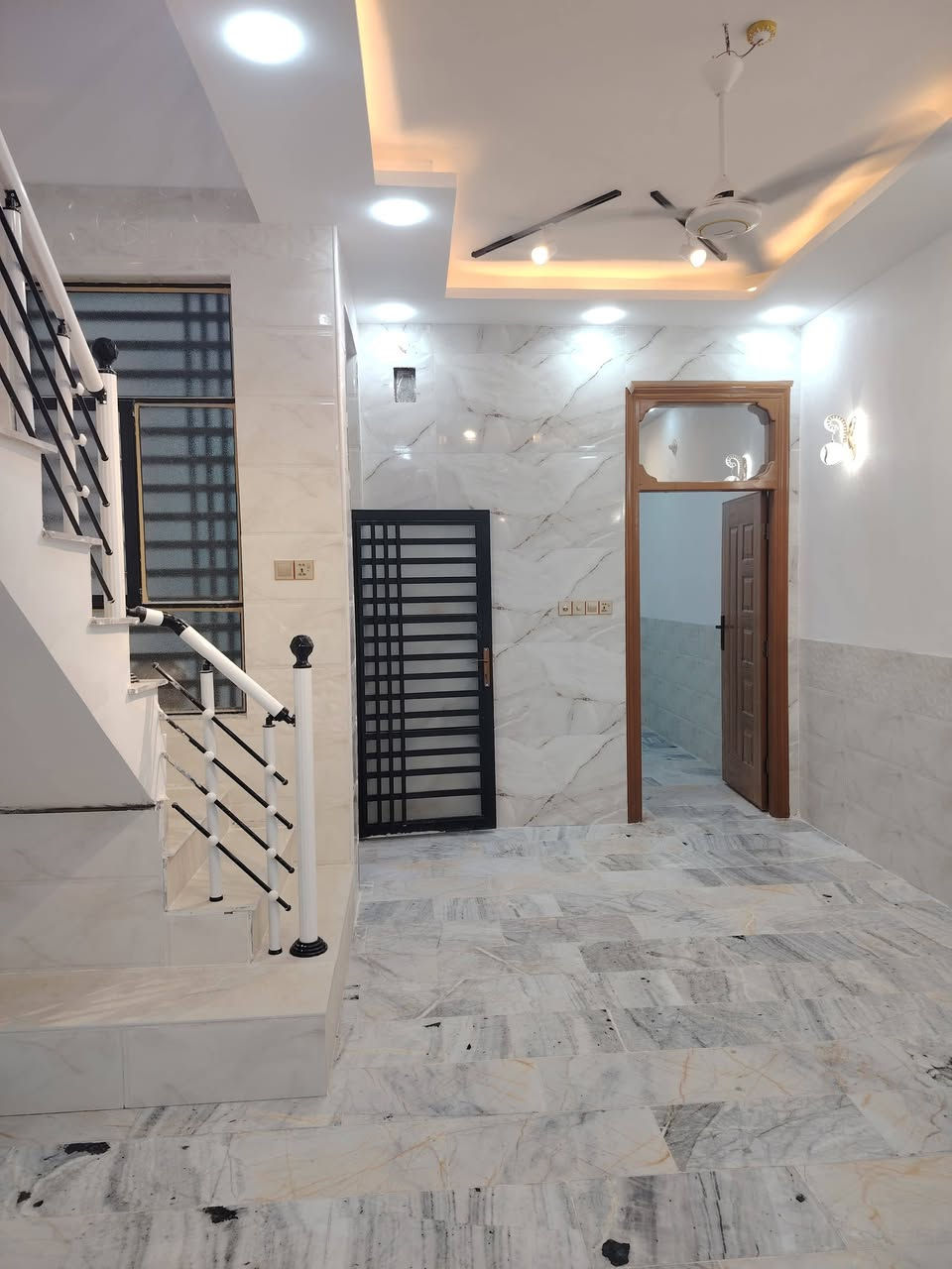 بيت ١٠٠ متر حي ميسان ع مشتل حرف T قريب ع شارع الكيات
بناء جديد درجه اولى صب كونكريت طابقين يحتوي على 

غرف عدد ٢ وصالات عدد ٢ صحيات عدد ٣ ومطبخ واستقبال

السعر ١٤٢ مع المجال
للاستفسار الاتصال ع رقم ***********
