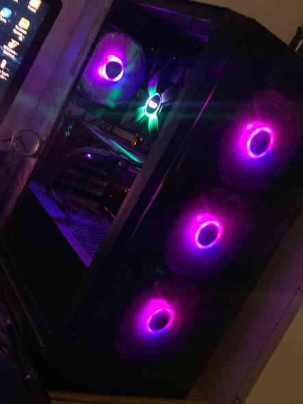 للبيع تجميعة كمبيوتر كاملة مع جميع الملحقات
(بدون ميز وبدون كرسي)

📍 المكان: السليمانية
📞 التواصل واتساب فقط: ***********
⚠️ ملاحظة: يُرجى التواصل عبر الواتساب فقط، الاتصالات لا يتم الرد عليها.

---

🔥 مواصفات الجهاز:

المعالج: AMD Ryzen 5 5500 — 3.60GHz

كرت الشاشة: NVIDIA GeForce RTX 3060 — 12GB

الرام: 16GB

التخزين:

SSD بسعة 1 تيرابايت

HDD بسعة 1 تيرابايت

النظام: Windows 11 Home

الكيس: إنارة RGB كاملة

---

🎮 الملحقات المشمولة:

دركسون كامل

كيبورد عدد 2:

واحد ميكانيكي RGB

واحد عادي

ماوس عدد 2:

واحد احترافي

واحد براند RGB

سماعات خارجية

سماعات داخلية (Headset)

UPS سعة 1500VA

شاشة مقوّسة 27 بوصة — 144Hz

---

💰 السعر: 1,250,000 مليون وربع

🔵 التجميعة نظيفة وشغّالة 100%، جاهزة للألعاب والعمل الثقيل.
