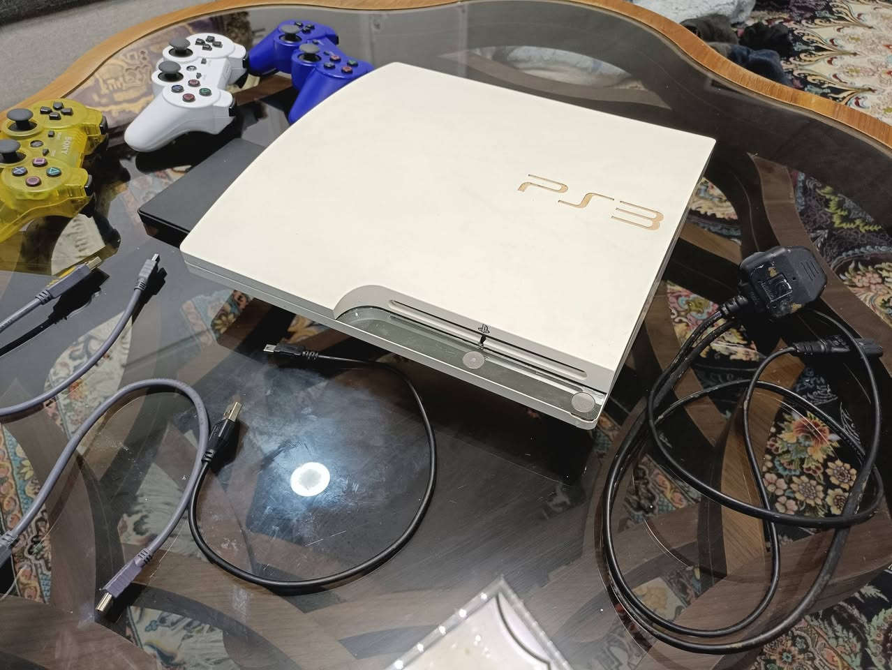 🎮 جهاز PlayStation 3 للبيع – سليم ومهكّر + 3 يدات + كوابل
🔥 المواصفات والمحتويات:

✔️ جهاز PlayStation 3

✔️ نظام مهكّر يقدر تحميل وتشغيل ألعاب PS1 • PS2 • PS3 (ألعاب غير مثبتة مسبقاً، تقدر تحميل اللي تحب)

✔️ 3 يدات تحكّم شغالات لا يوجد اي عطل 

✔️ أسلاك شحن لليدان

✔️ العنوان ديوانيه

📌 الجهاز شغّال تماماً وسليم

📌 وهارد يحتوي على44 لعبه وفيه مساحه اضافيه  على الهارد اذا كنت تريد زيادت عدد العبات تقدر تحمل ويأتي سلك لتشغيل الهارد عدى اسلاك الشحن يعني 3 اسلاك 

📍 السعر: (130.000) وبي مجال 

📞 للتواصل: (***********/واتس)
