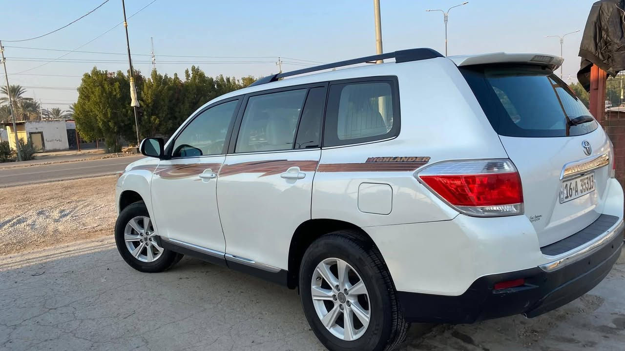 سيارة هايلاندر 2012
وارد امريكي داخلة كلين للعراق فقط دعامية الامامية كما موضح من اشتريناها مصبوغة او مبدلة 

سونار موجود بيهة وبيهة كارت صبغ بالجاملغ هم موجود واضح بالصورة 

سيارة حجم المكينة 4سلندر 2700 VVt-i

سيارة ماشية 225  كير مكينة مكفولة 

 سيارة 7 راكب  ثلاث قطع تبريد  تبريدهة ثلج ياباني بعد 

سيارة جاهزة من كلشي 

رقم السيارة قادسية بأسمي  تحويل ثاني يوم  سنوية 28 

 رقمهة انكليزي بحيث بأي محافظة احولك اني من ديالى حولتهة بديالى عادي  

مكان السيارة ديالى بلدروز 

 ***********

السعر 150  ورقة وبي مجال
