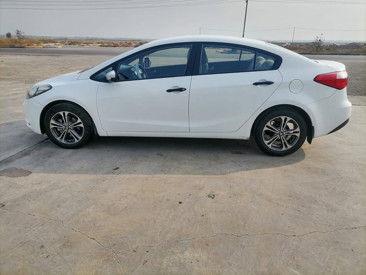 كيا سيراتو وارد   خليجي  موديل 20015 بيضاء اللون رقم ديالى السعر 126وبيهه مجال بسيط  الرقم ***********
