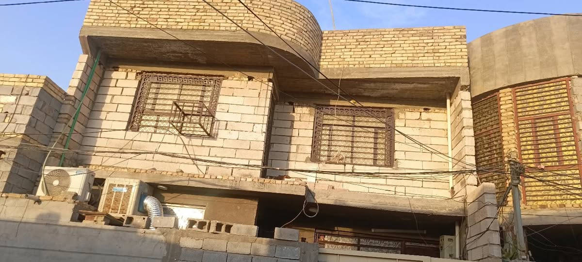 دار للبيع في حي المرتضى گاع جواهر مساحه 100 م واجهه 10 نزال 10 يحتوي على ثلاث غرف نوم واستقبال ومطبخ مع الملحقات الاستفسار عالرقم ***********
