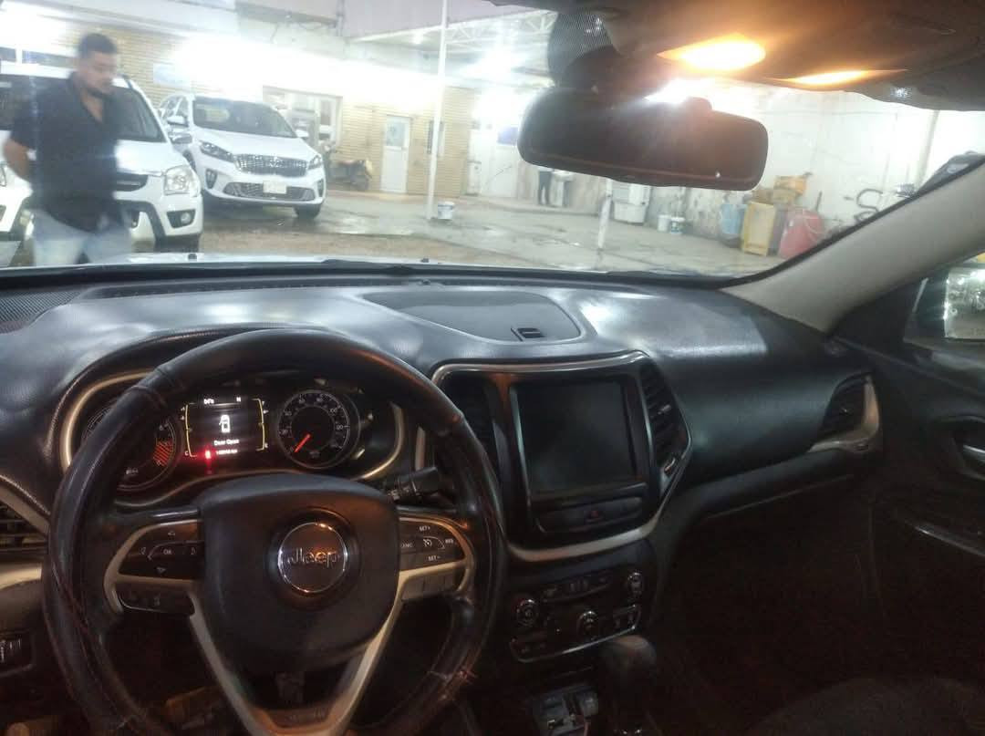 __________________________
♦️نوع السيارة:-جيب _شيروكي (بزون)
♦️الموديل:-2016
♦️اللوحة:-  رقم نجف  باسمي
مكينه 2400 
المواصفات 
1-شاشة كبيرة
2-كامرة خلفيه
3_كشنات مخمل
4-هند أبريك بصمة
5-كشافات زنون
6-لايت زنون
7-لد نهاري 
8-ويل كب بلادي
9-بصمة تشغيل
10-تحكم أستيرن 
11_حجم المحرك. 4 سلندر.                                             
12_داخل  اسود 
رقم الهاتف   ***********  بي واتساب 
مكاني النجف  السعر 125 $
