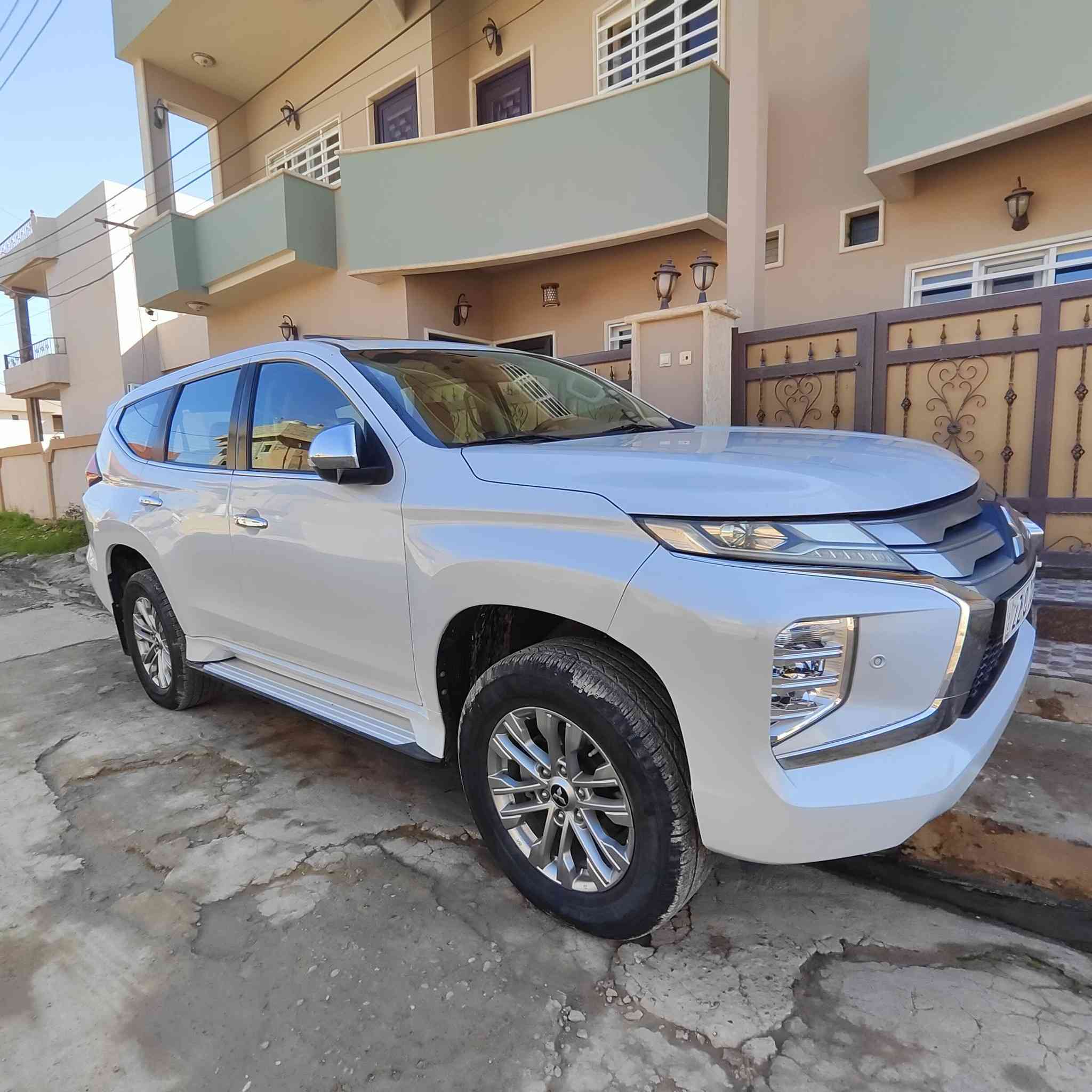 مونتيرو سبورت 2020
فول حلوة مواصفات 6 سلندر فورويل شاشة كبيره لمس كاميرا حاسه راردارت حاسات تحكمات ستريت بلوتوث اوكس كار بل 
محرك كير واير بشرط  
سيارة حيل نظيفة كلشي عل بلاد جديد 
سنوية هزة كلشي جديد مدفوع لـ
باسمي السنوية بشرط تحويل وغرامـة
سيارة مابيـها دينار مصرف كامل من كل نواحي
رقم *********** ***********
