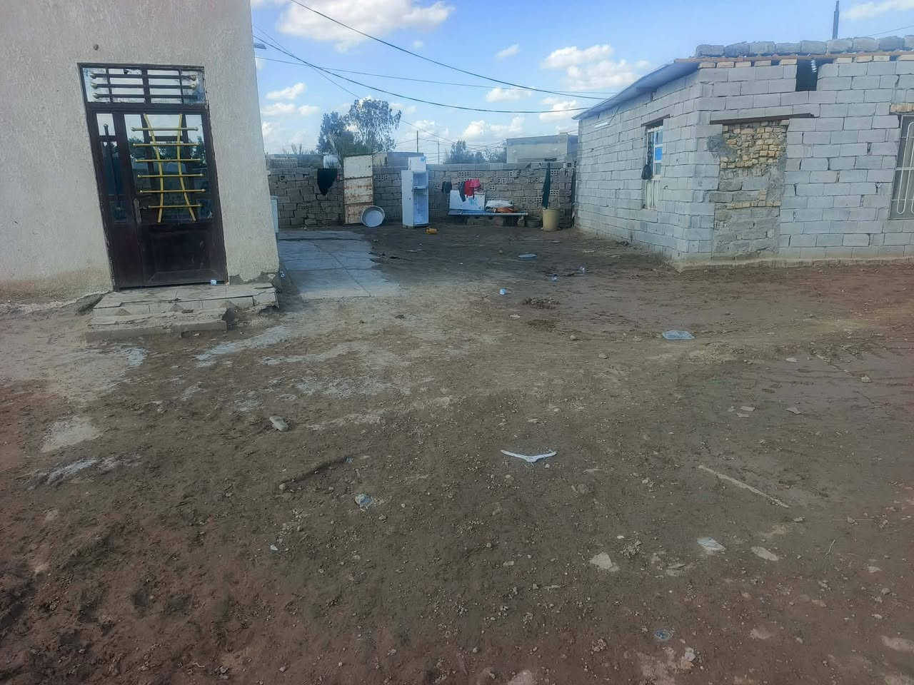 بيت زراعي للبيع المكان العرايه قرب المدرسه المساحه ٨٠٠بيه بيتين مبنيات الشراري يتصل ***********
