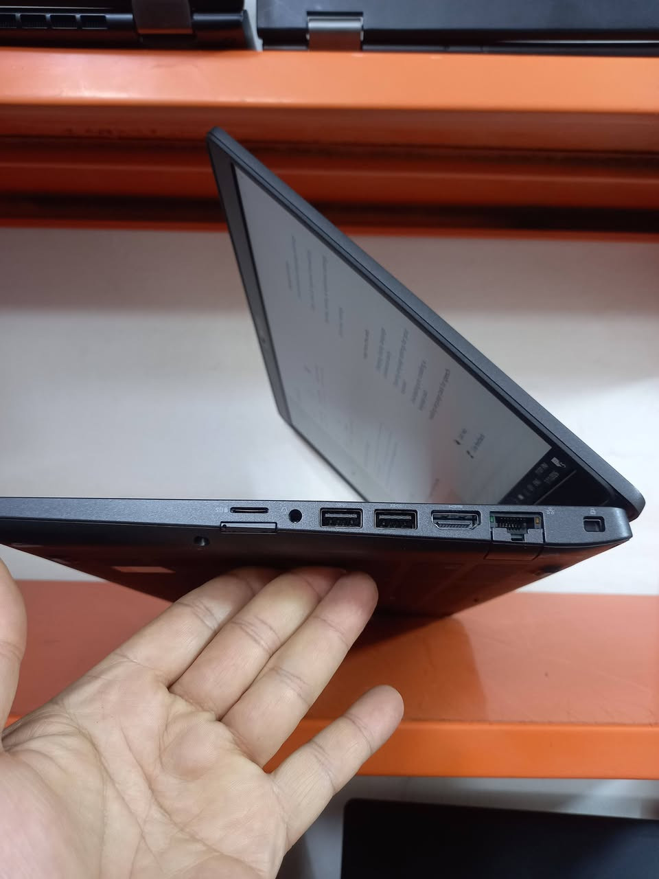 الشاشة لمس 
لابتوب دل dell 
الجيل الثامن . الشاشة لمس 
المعالج كور اي 5 الجيل 8
الهارد    256 ssd 
الرام 8.  ddr4 
كارت الشاشة  4  شير 
حجم الشاشة  14 . لمس 
الشاحنة اصلية 
يحتوي على منفذ تايب سي للشحن او نقل البيانات
نظام التشغيل ويندوز 10 عربي انكليزي 
الملحقات شاحنة وجنطة 
السعر  250
***********
***********
يوجد توصيل

متوفر 
تتوفر مجموعة لابتوبات بأسعار مناسبة ومواصفات
