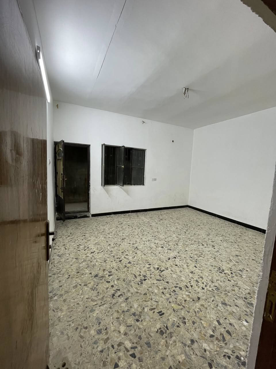 السلام عليكم 
بيت للايجار المساحه ١٠٠ متر 
نظيف جدا 
العنوان حي اور قرب جامع الفردوس 
للاستفسار الاتصال  ***********
