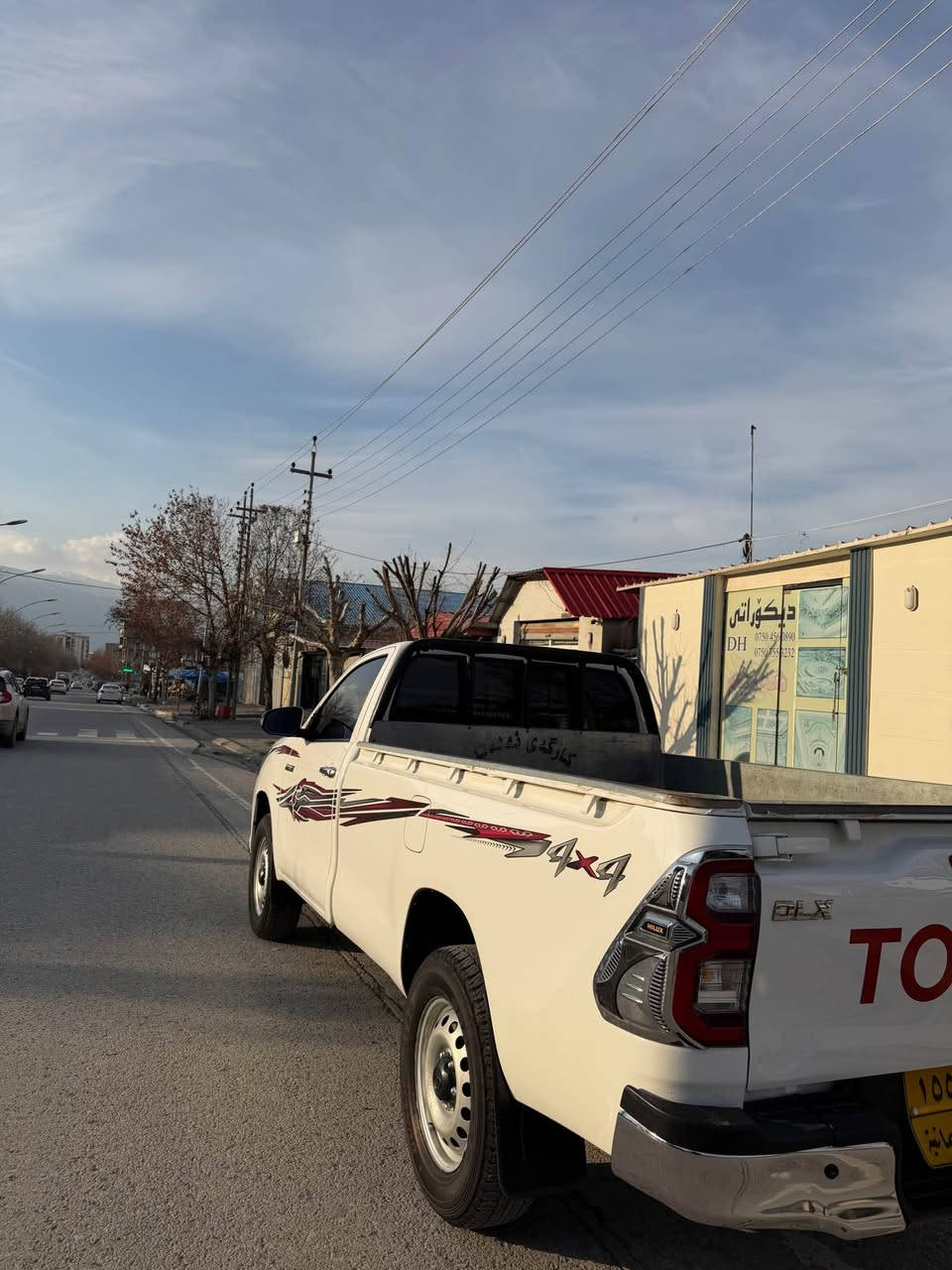 تويوتا هايلوكس تاك 2020 سياره كي زور خاوين جوانه نمونه يه له جواني 124 هه زار حقيقي رويشتووه دينار مه سروفي تيدانيه هه موو له سه ر ده قي شه ريكه يه گئر مه كينه كارابايات ته قه و ره قه ي به شه رته بي بوياغه ٢ په له ساردي هه يه 
*********** أربيل, العراق
