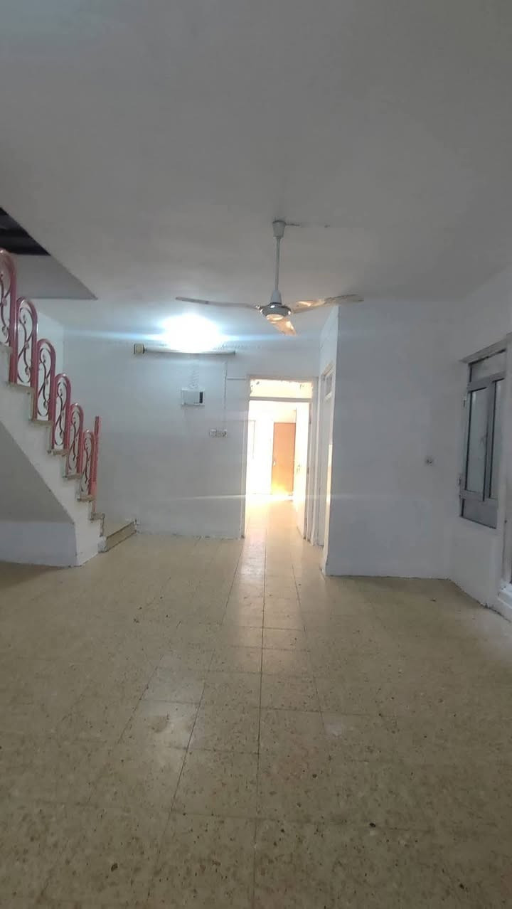 للأيجار الدار طابق الارضي (المساحة150م)

حي الصديق الاولى قرب جامع الصديق 

الطابق الأرضي غرفة نوم  وهول واستقبال واسعة ومطبخ  وصحيات خارجية وداخلية وكراج 

للأستفسار مراجعة مكتب الوطن للتجارة العقارات 
الموصل حي البلديات من جهة السكر قرب مول سانكو 

او اتصال بالأرقام التالية 
كورك ***********
آسيا ***********
