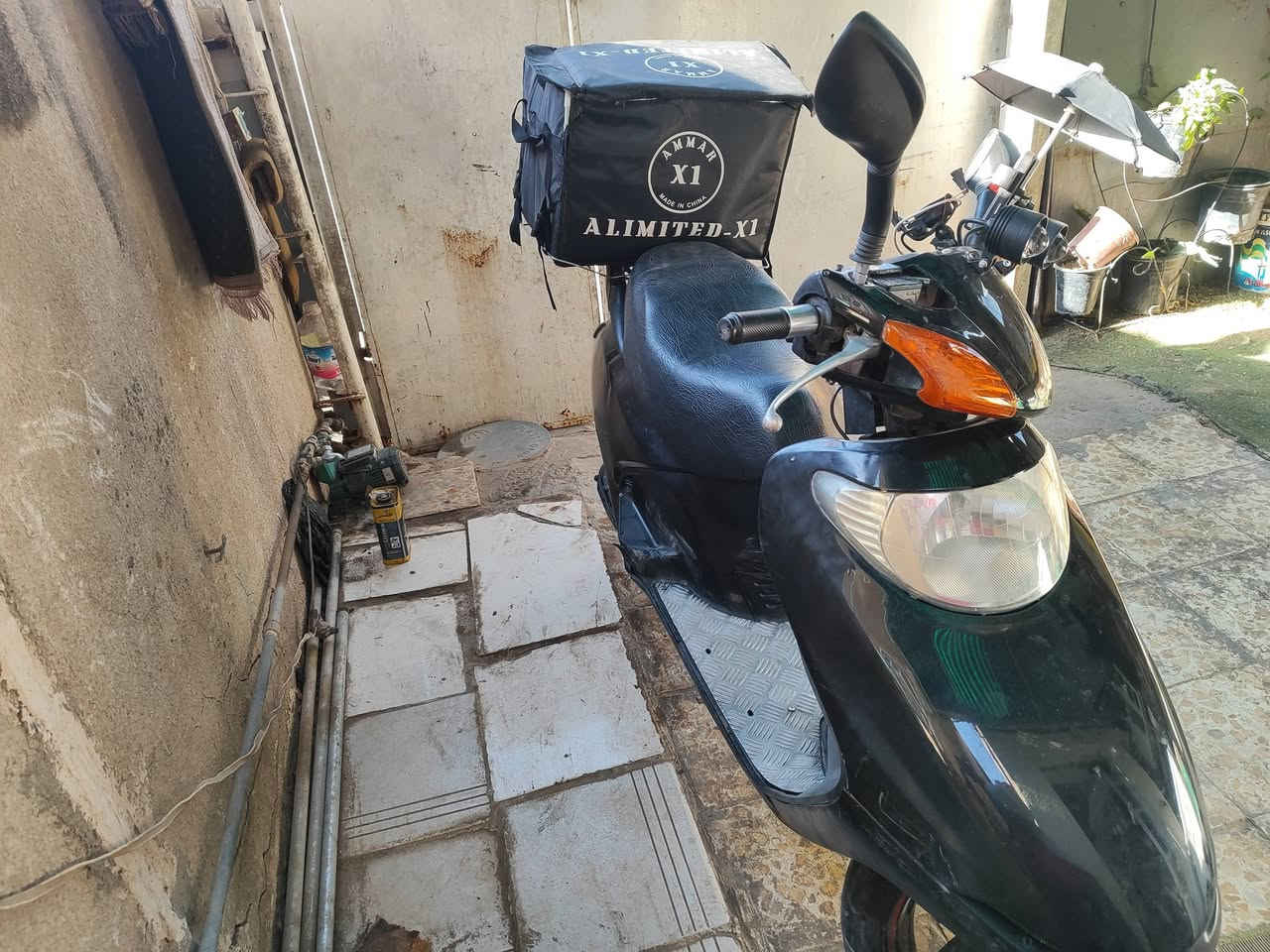 السلام عليكم ورحمة الله دراجه اسبيسي نكره سلف تشتغل هندر تشتغل هورن شغال لايتات اشارات شغاله  امتربه ممغسوله كفراتهه نضيفه  طبعا بيهه عطل فقط بالمحرك الدراجه تمشي شلعه مابيهه ماعرف السبب اوبيهه صوت بالمحرك  لاكن لاكن بدون اي تبخير  تمشي جاي اروح بيهه وارجع سعرهه 250 اخو البلاش  دون الايتات الاثنين مكاني بغداد البياع قرب تقاطع درويش  ***********
