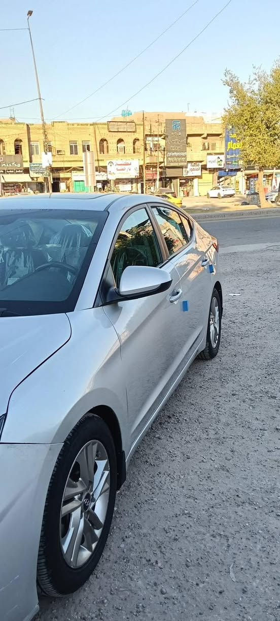 النترا وارد امريكي 2020 حادثها جاملغ وبنيد بدون دبديل فقط البنيد مبدل ابلادي والباب الخلفي الأيمن مفتوح لغرض تطبيك فقط سياره ليبل واحد بيها مكانات صبغ وبيها سونر موجود بسمي سنويه ورقم جديد وهزه جديده مكينه 2000 مكفوله على وضع شركه شرط وكير ال دي سعرها 128وبيها مجال لشراي سياره فول مواصفات 
رقم الهاتف *********** 
مكاني الدوره
