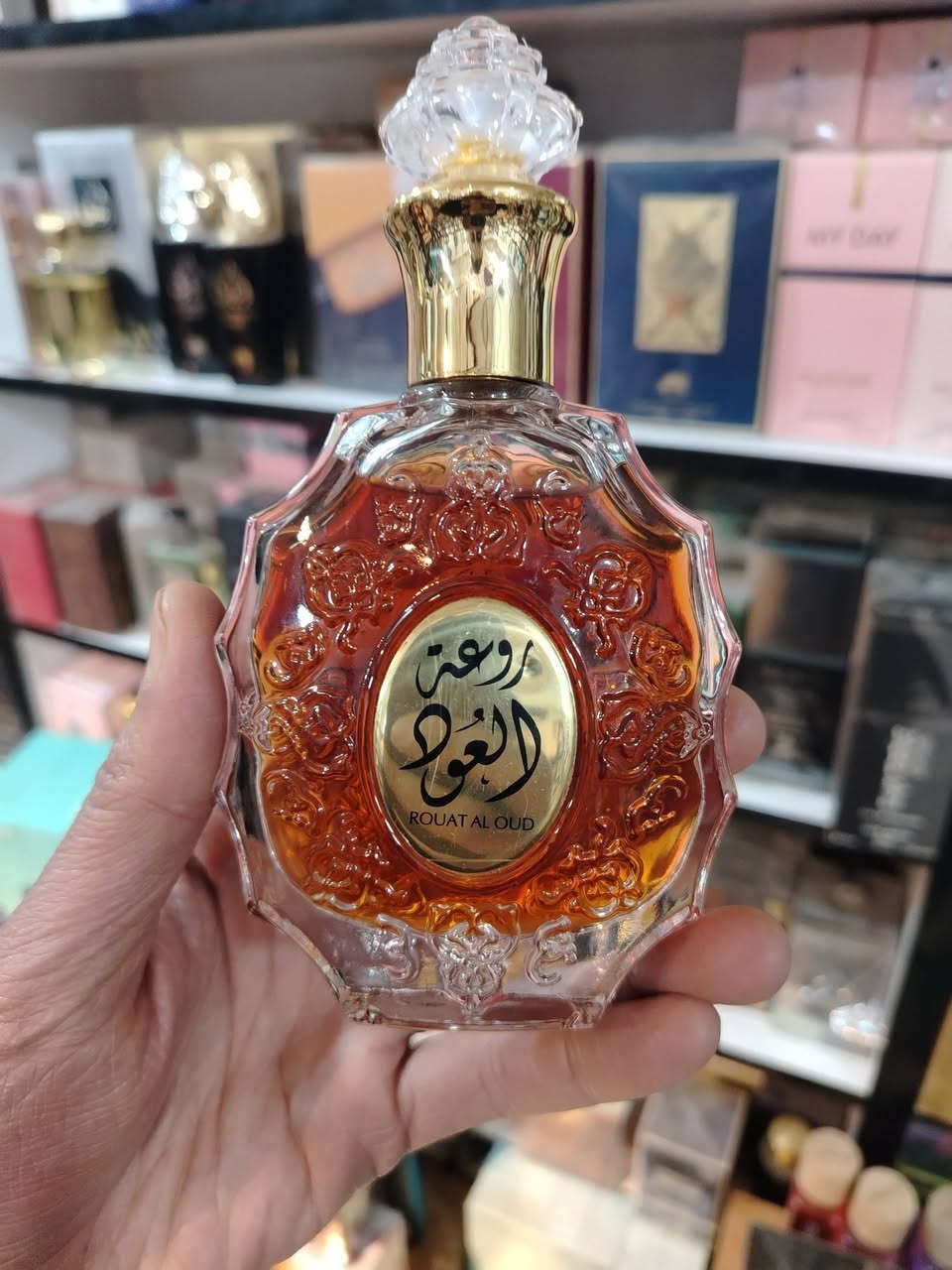 روعة العود
عطر شرقي للنساء والرجال 100 مل
عطر فخم ومميز ياتي بمكونات
مقدمة العطر العود ، القرفة وجوزة الطيب. 
قلب العطر تكون رائحته هي الياسمين وخشب الصندل. اما
قاعدته يكون المسك والفانيليا وخشب الغاياك والعنبر وخشب الأرز

للتواصل واتس ***********
يوجد توصيل لكافة محافظات العراق
#بغداد #ادم_للعطور #عطورات #عطرك
