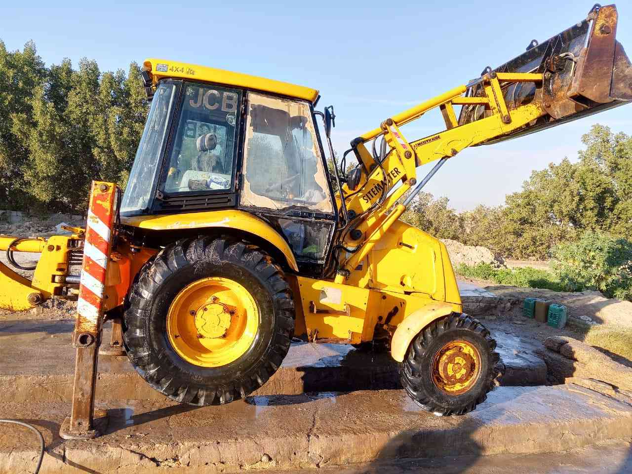 حفارة جي سي بي موديل 2002 جاهزة للعمل  التفاصيل الاتصال على هذا الرقم  :***********
