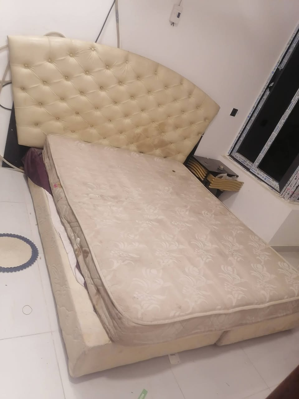 لبيع غرفه كامله ونضيفه سعر غرفه 250وبيه مجال ***********
