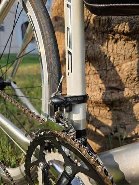 السلام عليكم
للبيع رود موديل حديث 
precision ovation ov-1
سستم شيمانو بالكامل
بدالات شيمانو 8×2 speed 
بطيخات shimano FH-2200 VIA
بدون صوت
بريكات TEKTRO امامي خلفي 
قياس الفريم L 500
الدراجة جدا حلوة ونظيفة لون رصاصي ميتاليك 
السعر 350 الف وبيها مجال 
للاستفسار خاص او على رقم ***********
