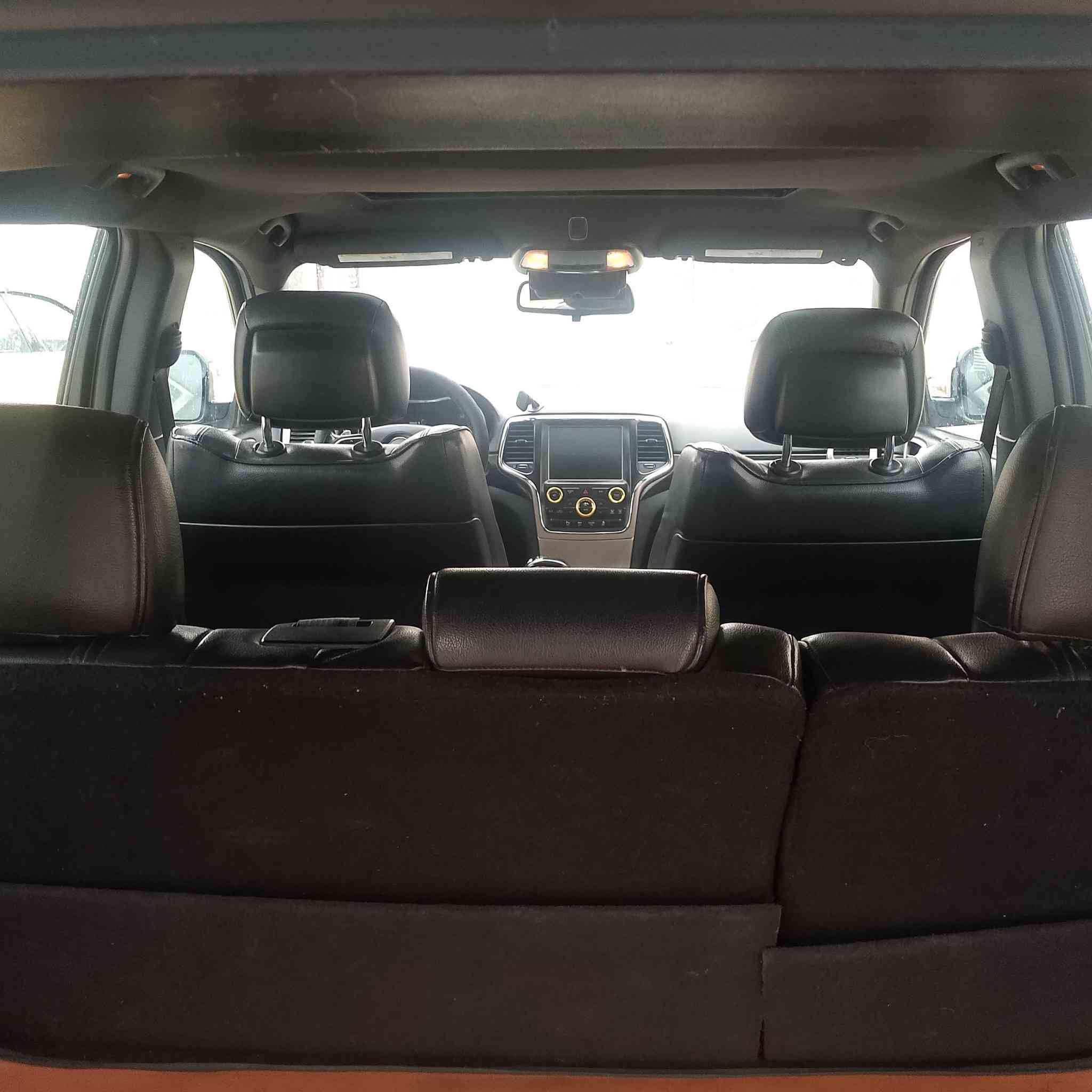 سلام عليكم سياره جيب شاروكي موديل 2014 السيارة فول الفول واحد على واحد مكينه 3600 فتحه كشنات جلد شاشه تبريد تتفأه كله شغاله والسياره مال جناي والسياره مداور ثاني يوم السيارة بيه جاملغ وبنيد تبديل و الباقي مكفول كفاله عامه السعر 180وبيه مجال للطيبين بكان السيارة ناصريه غراف ***********
