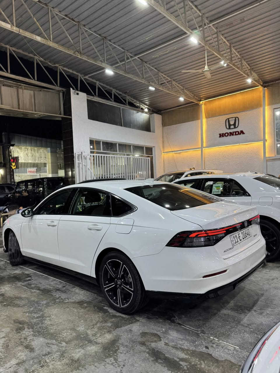 🚗 للبيع – هوندا أكورد هايبرد 

🔹 الموديل: 2025  
🔹 الوارد: خليجي      ( الوحيدة بالعراق )  . 
🔹 اللون: ابيض صدفي  
🔹 الممشى: 7700 كم فقط  
🔹بجم كبس السيارة

✨ المواصفات:  
•محرك 2.0 لتر هايبرد مع محرك كهرباء
•قوة تقريباً 204 حصان
•دخول ذكي بابين 
•شاشة وسطية تقريباً 12.3 إنج
•صرفية بنزين اقتصادية جداً 
• حساسات أمامية وخلفية  
•رادار امامي
• رادارات جانبية  
• نظام تحديد المسار  
• كاميرا جانبية  
• داتا شو  
• مرايا بإشارة + شفط المرايا  
• مقاعد جلد 
• تبريد قطعتين  
• تدفئة مقاعد 
• شحن لاسلكي  
• مقاعد كهرباء (السائق والراكب)  
• ويل 18 
السيارة نظيفة جداً وممشى قليل. 

الضرر : 
جاملغ خلفي يمين . بدون ايرباك السيارة بدون شاصي

📞 للاستفسار والتفاصيل أكثر مراسلة الخاص أو الاتصال.
*********** 📞
 📍معرض الاسطورة البياع الشارع الثاني
