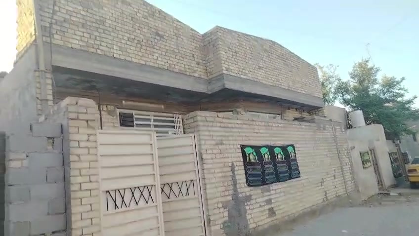 السلام عليكم بيت للبيع بحي الرحمه.   على الشارع بين السفير والرحمه الاتصال ***********.
