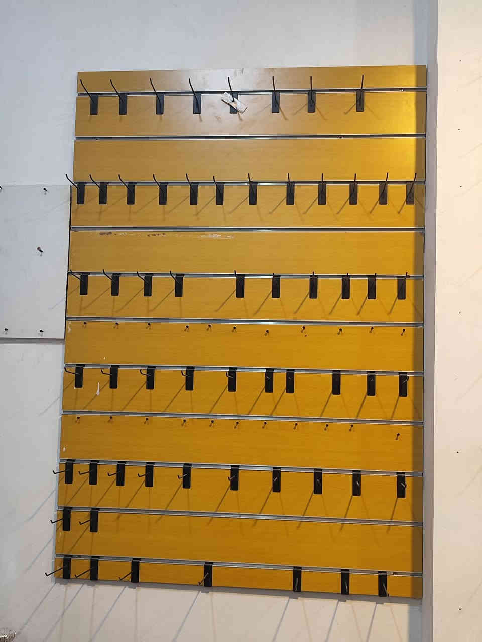 عارضه المنيوم جام تتكون من 3 خانات // السعر 150 الف باب أول ثقيل درجة اولى ونضيفه جداً
مع لوح تعليك 8 ثمن قطع تركيب // السعر 100 الف 

مع هوكات تعليك مال لوحات العدد 125 سعر الهوكات 3بألف

العنوان // البصره تنومه صالحيه
رقم الهاتف ***********
