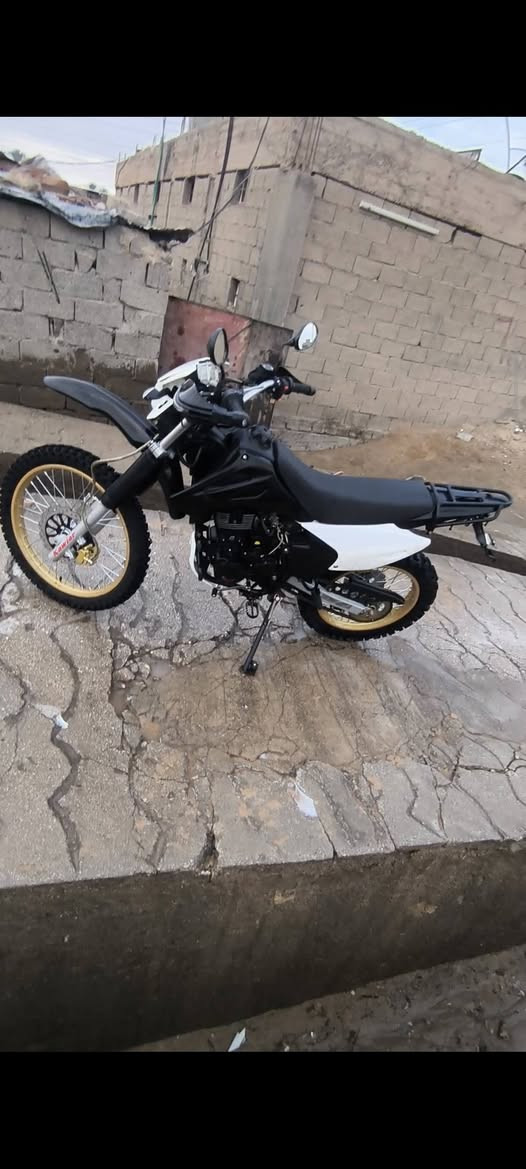 السلام عليكم موطور للبيع فقط موطور كاويار جبلي محرك 250 موديل 2024 حجم التاير الامامي 21 والخلفي 18 لونه لبلادي اسود + ابيض واني خلفته فابلون احمر سعره مليون ونص وبيه مجال مكان الانبار القائم  الشراي يتصل ***********
