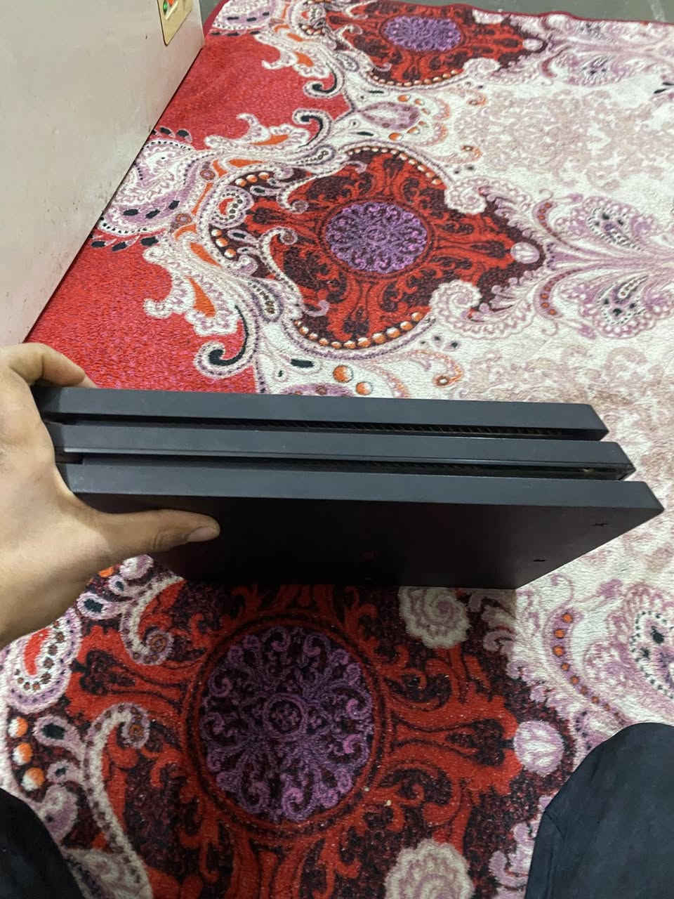 السلام عليكم ابلي 4برو مهكر للبيع بكاني بغداد الشعلة نضيف ممفتوح ابد هوة وكارتونتة جديد وغراضة الاصلية السعر 300او بي مجال هاذة رقمي ***********ما موجود خاص
