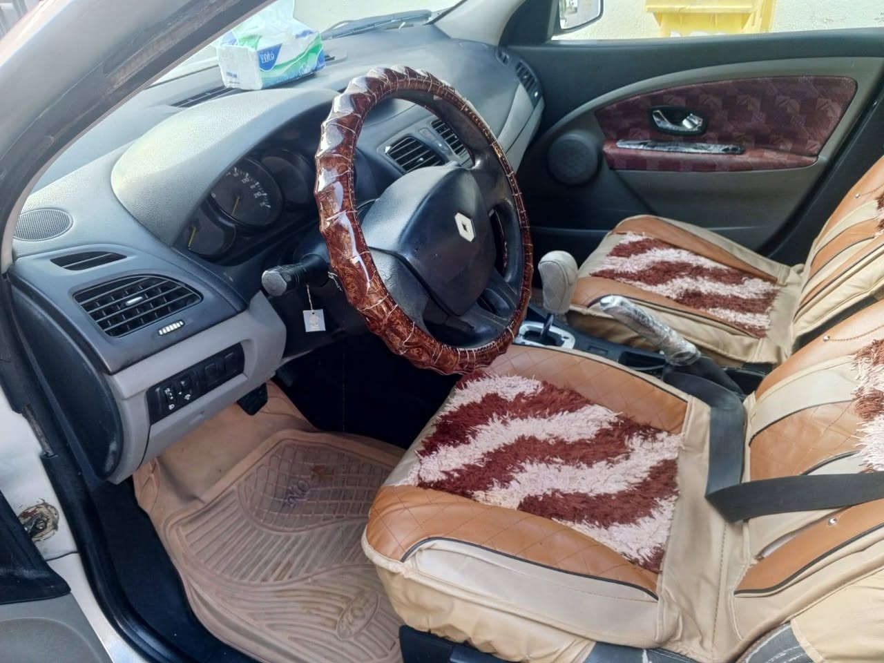 من رخصة الادمن المحترم سيارة رينو للبيع موديل ١٣ السيارة نضيفة وحلوة مكينه ١٨٠٠عنوانالسيارة النجف الأشرف اني مكلف بالنشر ورقم صاحب *********** السعر ٦٥وبيها مجال
