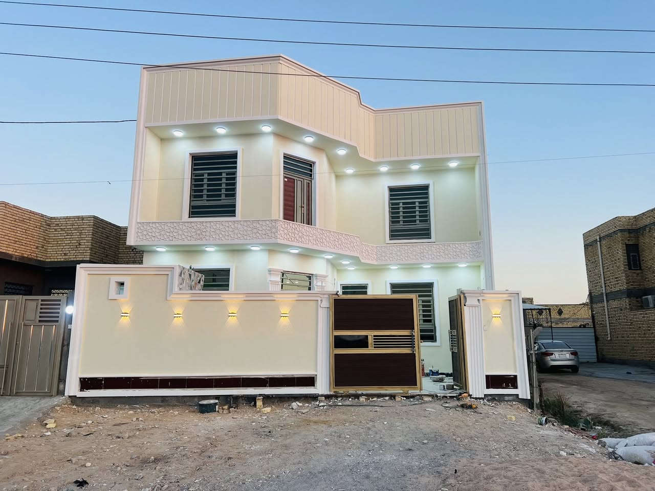 السلام عليكم
بيت زراعي طابقين المساحه 200 متر يحتوي الطابق الأول علا 
غرف عدد2  وصاله ومطبخ واستقبال   وحمامات داخليه وخارجيه  ومناور عدد2
والطابق الثاني يحتوي علا 4 غرف وصاله وحمام عله شارع من 50الى 60 متر المكان الإسكان الصناعي عمود 66 مقابل مجمع سيد الشهداء السعر وللستفسار التصال على الرقم ***********
