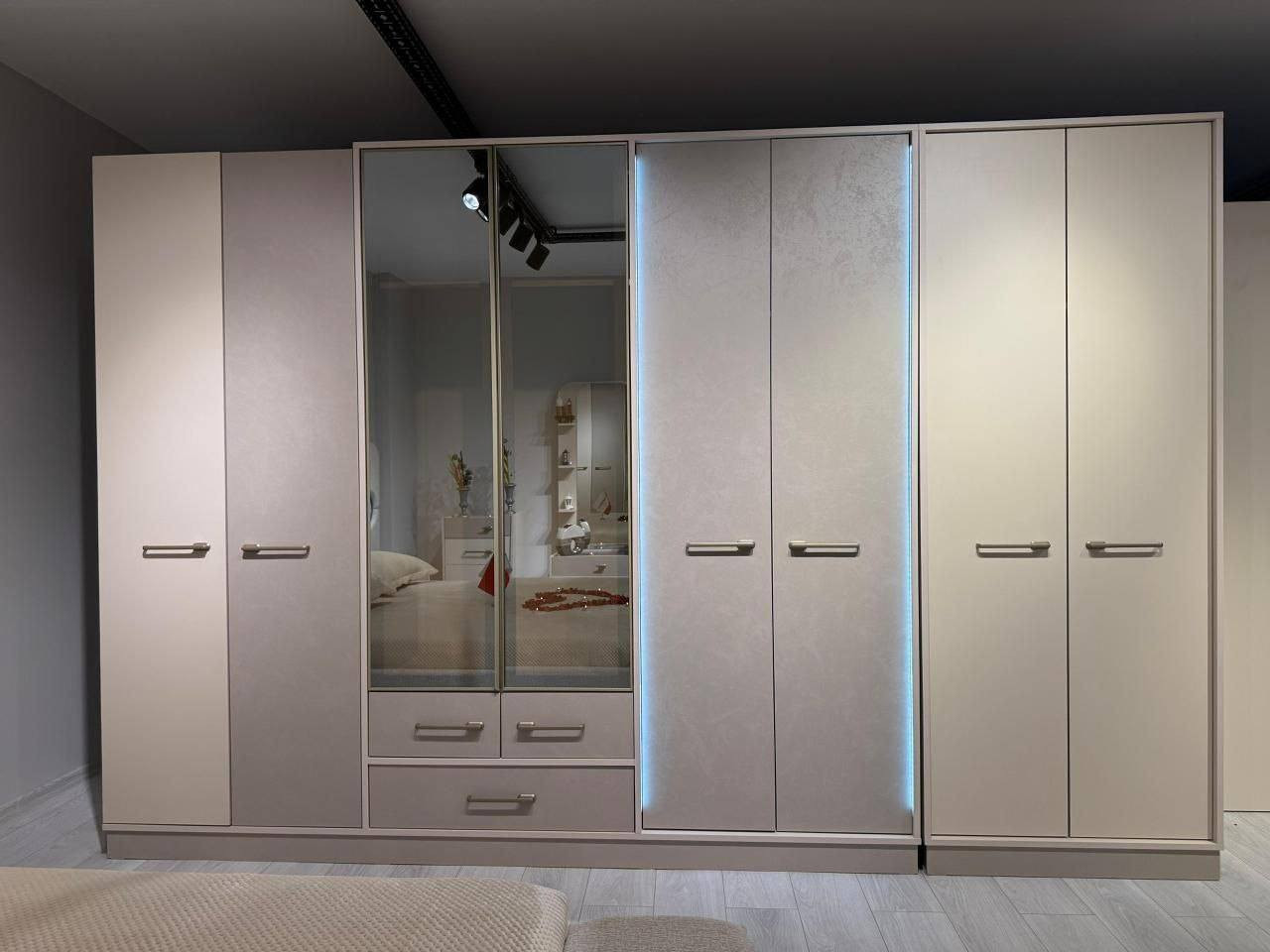 *تم وصول موديل لمتدد*
*10قطع الاصلي*
*قياس الكنتور ٣٣٥*
*قياس السرير١٤٠*
*السرير كله دوشمه حتى البازيات*
*انارة بالكنتور+مجرات*
*سكك مراحل تلي سكوب*
*اناره بالميز توالت*
*مرايه قيافه مختلفه عن السوك كله مجرات عدد2 وتعاليك*

*ميز تواليت عرض١٣٠'ارتفاع ١٧٥*
*سرير مخزن+شازلون مخزن*
*قياسات الغرفه كلها عملاقة*

*بسعر مليون و750


**إذا كنت صاحب هذا الإعلان وتريد حذفه لأي سبب، رجاءا أرسل رسالة إلى الدعم الفني**