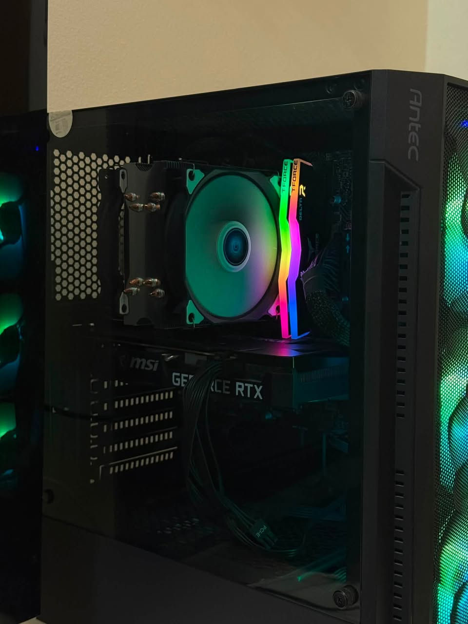 السلام عليكم
تجميعة pc للبيع
استخدام جدا قليل 
المواصفات : 

Intel core i5 12400f
Ram 8*2 3200mhz t force delta rgb
Collerسنو مان غازي  
Motherboard H610 m-g pro msi
 1t m.2 lexar
Rtx 3060ti msi ventus 2x
Power. 700w antec
Case antec
التجميعة جاهزة تشغل وتلعب 
كلش جديدة ونظيفة شخط مابيهة
كل الكراتين مال القطع موجودة
السعر ١،١٠٠،٠٠٠ وبيه مجال 

يو بي اس ٢٦٠٠ جديد وبطارياته جديدة جدا وهم بالكارتون
استعمال جدا قليل السعر ٨٠ وبي مجال

سماعة ريد دراكون زيوس اكس بالكارتونه وحته ستكراته هم موجودة جدا نظيفه السعر ٤٠ 

للاستفسار خاص او واتساب واتصال 
***********
مكاني كربلاء توصيل ماعندي تفحص وتاخذ
