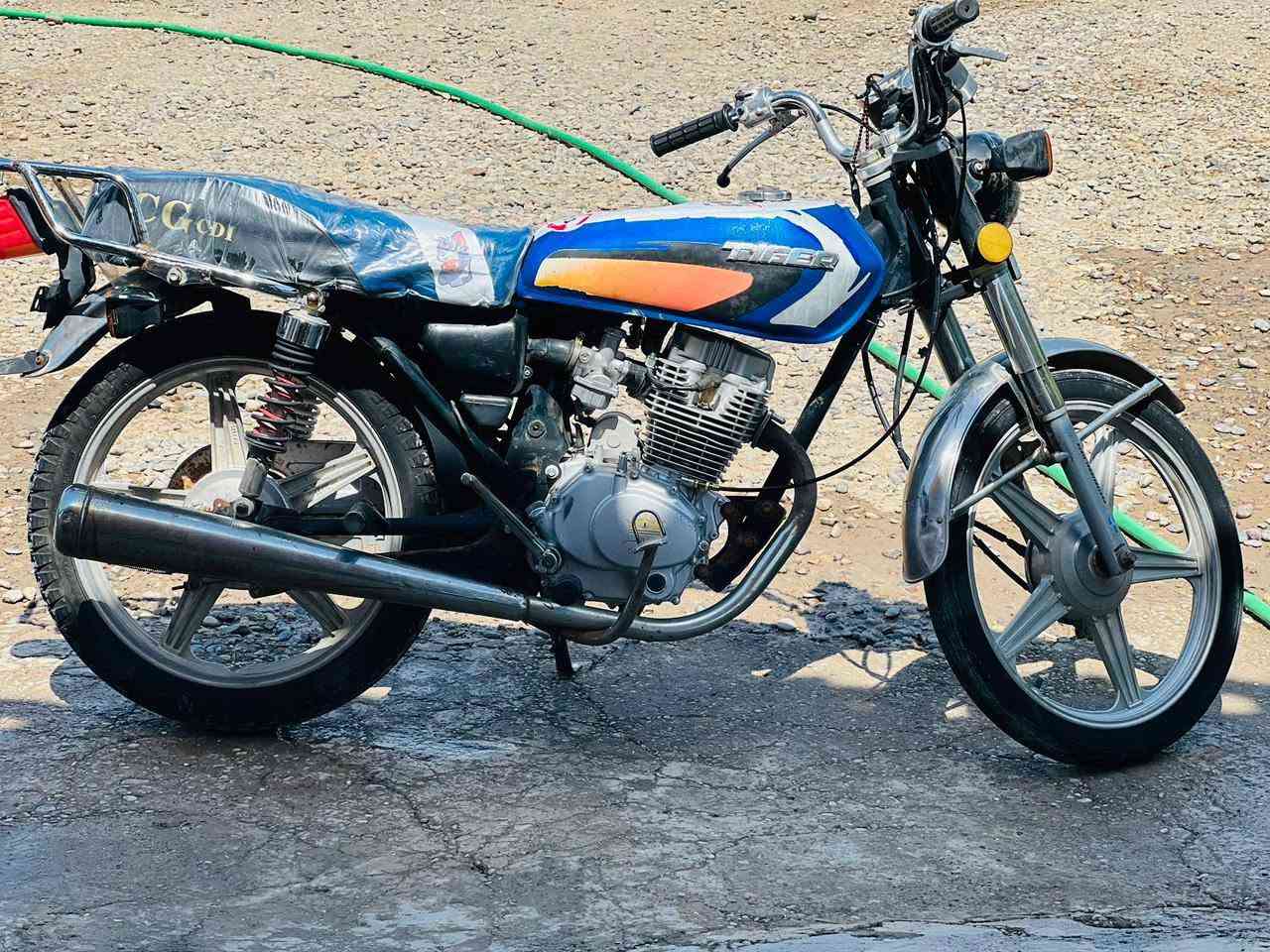 @إشارة 
السلام عليكم موطور للبيع السعر 280وبي مجال بارت عيتاني موديل 2019 نضافة فول محرك شرط دمعة لا صرف لا تبخير لا صوت كهربايات كلهة شغالة نضافة شوف العين معدل فول مال جناي العنوان الشركاط الساحل الأيسر اسديرة وسطى التواصل خاص او واتساب او اتصال ***********
السعر 280 وبي مجال
