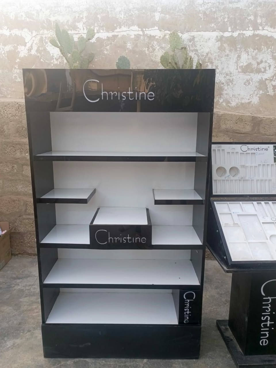 سلام عليكم رفوف مال كوزمتك أو صالون او حلاقه  للبيع سعرهن ١٥٠ بيهن مجال شراي اتصل او واتساب ***********
عنوان  كركوك بنجه علي قرب محطت طاهر توصيل هم اكو داخل كركوك
