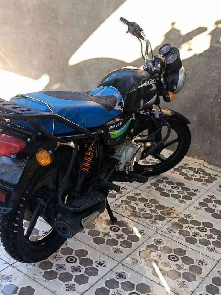 اسلام عليك شباب بوكسر للبيع موديل 2022 الدراجه اوراقه ضايعه من زمان يعني محسوبه كلك والدراجه مكفوله من كلشي سعره 650 وبيه مجال مكان بابل الحمزه الغربي التواصل عله هاذا الرقم،***********
