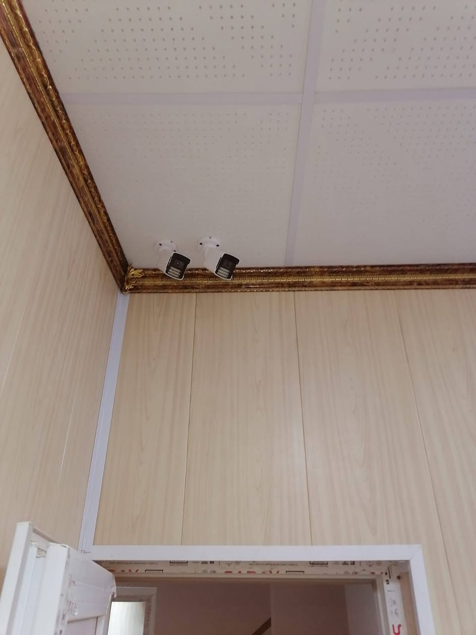 الحمد لله تم إكمال تنصيب 8 كاميرات مراقبة ضمن منظومتين متكاملتين.
الفني الكهربائي صالح الجبوري
بعقوبة ***********
