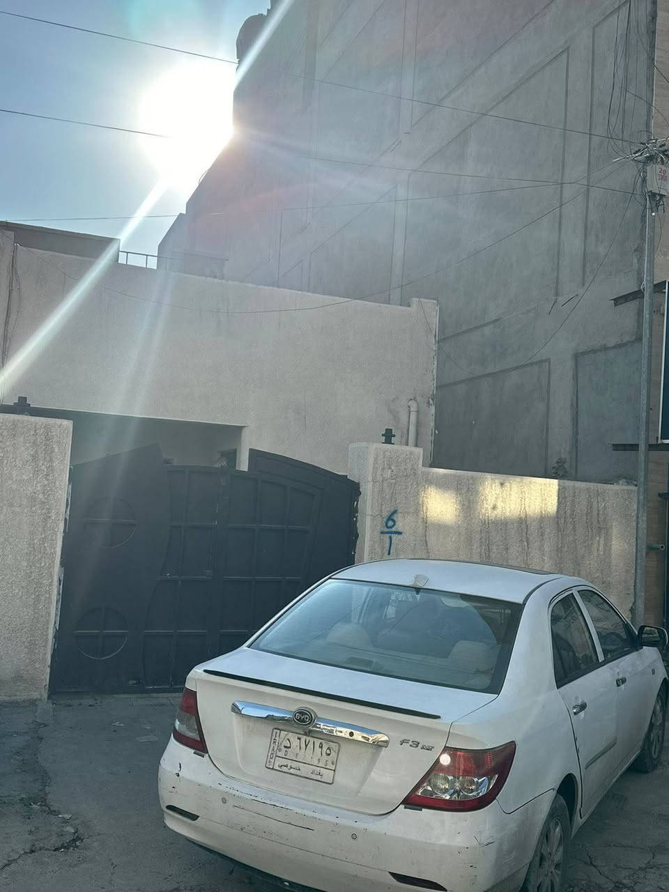 للبيع دار مساحة ٢١٣ متر / الواجهة ٦ متر و ١٥ سنتيمتر -- نزال ٣٥ متر / طابو صرف باسمي علما ان الكهرباء متوفرة ٢٤ ساعة خصخصة.
موقع الدار متميز داخل بداية فرع مصور جيكور قريب على الشارع التجاري.
ملاحظة :- يوجد بجانب الدار بيت اخر نفس المساحة ٢١٣ متر و١٥ سنتيمتر أيضا للبيع اي في حال البيع سوية تصبح المساحة الكلية ٤٢٦ متر والنزال ٣٥ متر.
للاستفسار // *********** ابو علي.
