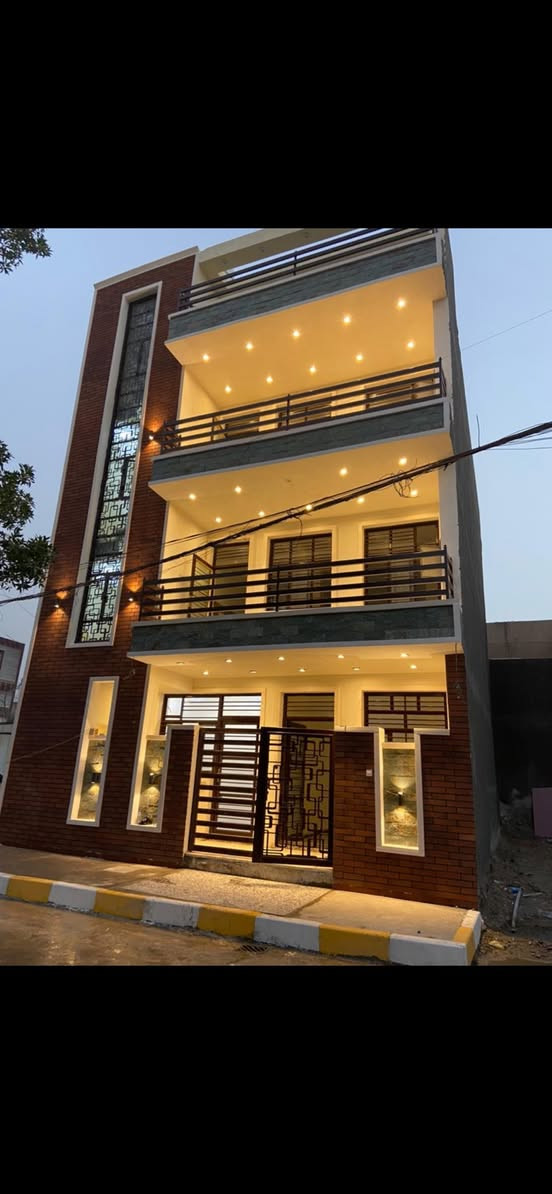 شقة طابق للايجار اول مساحة الشقة 110 تتكون من غرفتين نوم وصاله ومطبخ وحمام وبلكونة جبيرة وكراج خاص لكل شقة العنوان الشالجية قرب التمور العراقية للاستفسار ***********
