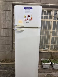 للبيع ثلاجه حجم كبير شرط الشغل ونضافه  وبيها ضمان عل شغل   السعر ٢٢٥وب...