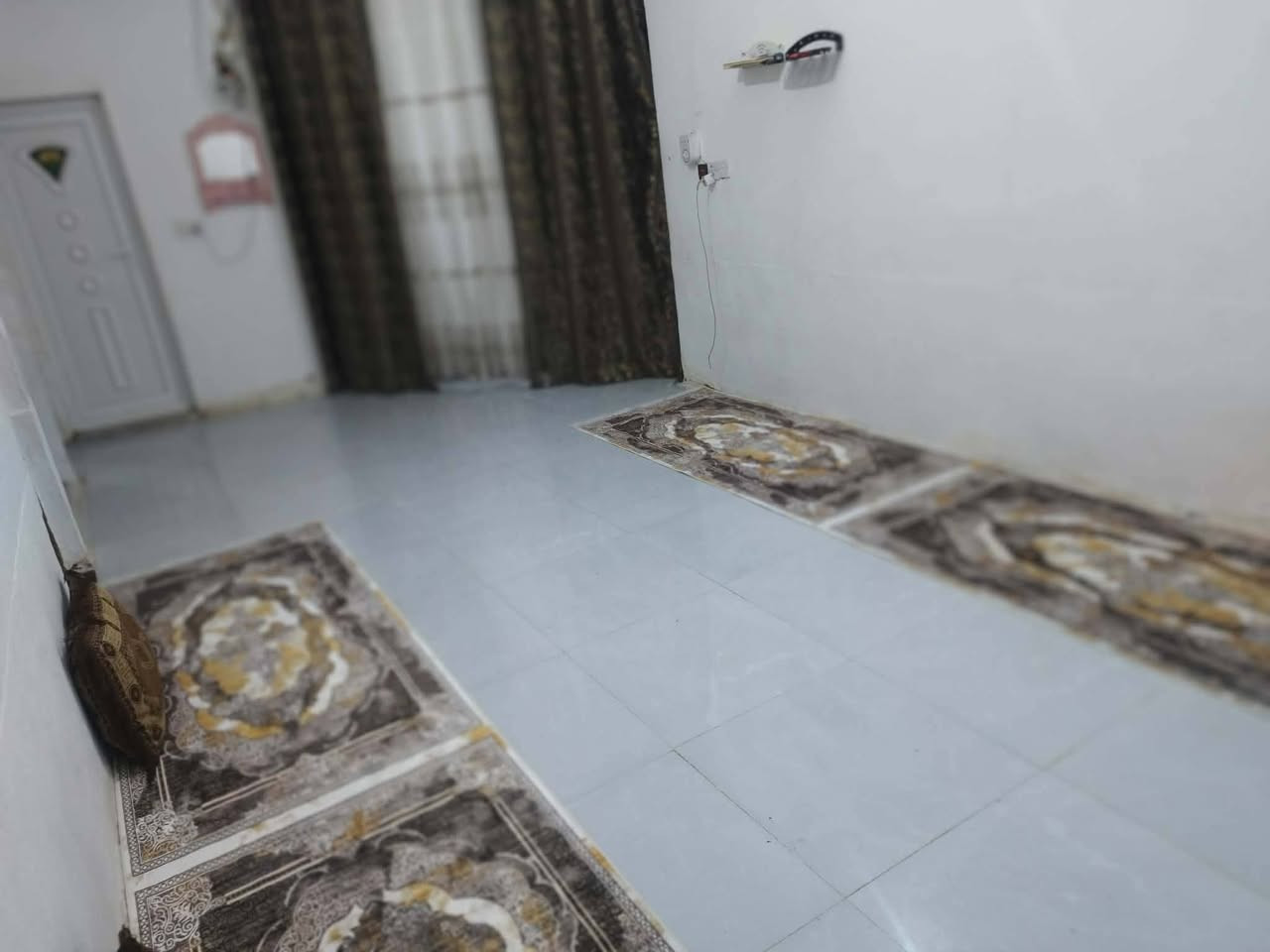 دار للبيع طابو باسمي 130 متر حي الزهراء 
وجه عل ساحه خدامات جاهزه باقي عل تبليط 

مدارس يمه السعر 68 وبي مجال يتكون من استقبال 

صاله غرفه مطبخ حمام+ حمام خارجي غرفه فوك سعر مناسب بل نسبه لليريد بيت ***********
