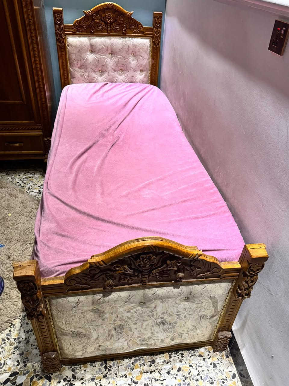 السلام عليكم 
من رخصه مدير الكروب
غرفه نفر واحد صاج اصلي داخل وخارج
بحاله جيده جدا واحله من الصور
مفصله بمليون 600 والله
للاستسفار 
***********
بغداد الغزاليه
