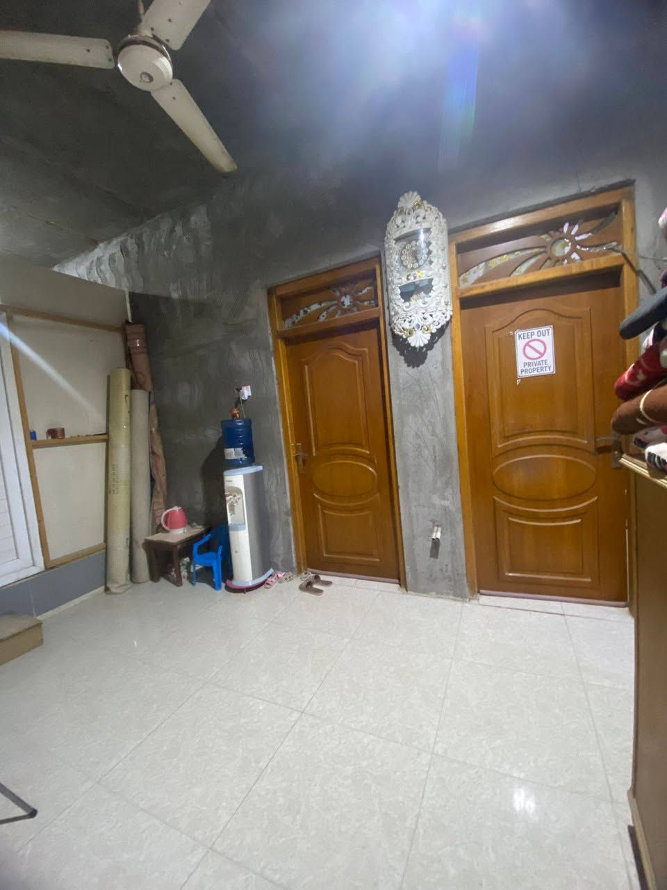 يتوفر بيت للبيع طابو صرف عالي عن الشارع في الحيانية / التأميم / شارع البلدية الشارع المقابل المجلس البلدي ( احمد حنون ) مساحة البيت 150 متر طابق ونصف / الطابق الأرضي يحتوي ع غرف نوم عدد 2 + موزع + صحيات داخلية + مطبخ + هول + استقبال + صحيات خارجية عدد 2 
الطابق الاول يحتوي ع غرف نوم عدد 2 + موزع + صحيات 
البناء قديم بحالة  جيدة السقف  عكادة واغلب اجزاء البيت تم ترميمها حديثاً الطابق الأرضي مقسوم نصفين البيت يصلح للسكن اذا كانت العائلة كبيرة ويصلح للأستثمار (ايجار) سعر البيت 100 مليون قفل بدون معاملة للتواصل والاستفسار الاتصال ع الرقم ***********//***********
