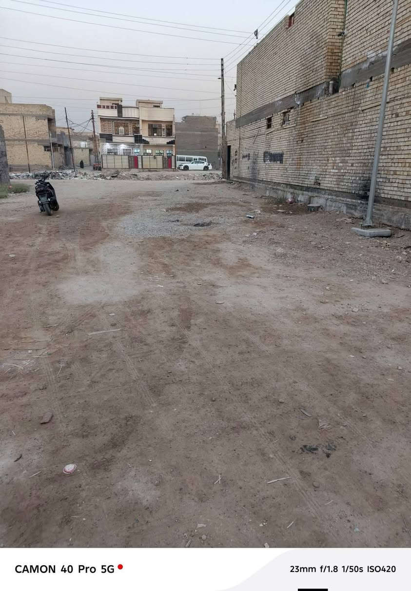 السلام عليكم قطعه ارض للبيع ✔️
السريدات القديمه بدايه مربع الربع ع الشارع  270متر ركن ع شارعين✔️
  واجه 14متر نزال 15ونص وجه ثاني أكثر نزال
سند 25 خدمات كامله السعر 68 وبيها مجال 
للاستفسار 
***********
