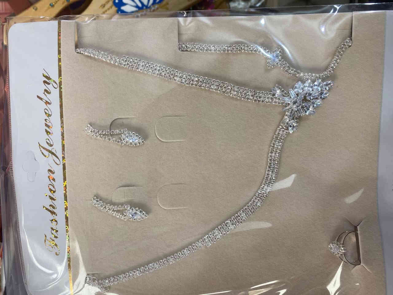 طقم العروس باسعارر مناسبه جدا 
الاحمر 10
البيجي  8
الوردي 4
اشكال متعددهه جمله مفرد 
يوجد توصيل عنوانه 
النصر الصوب الصغير مقابيل بنايه سيد علي 
كوزمتك ابو مهدي 
***********
