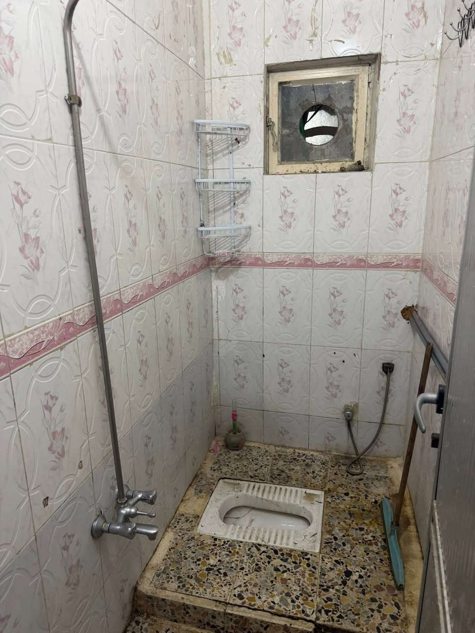 مشتمل للاجار الشعب قرب مدرسه التربيه استقبال
وخدمات ومطبخ وغرفه جوه وغرفتين فوك نضيف 

السعر ٤٠٠ معروض بمكتب الكناني ***********
