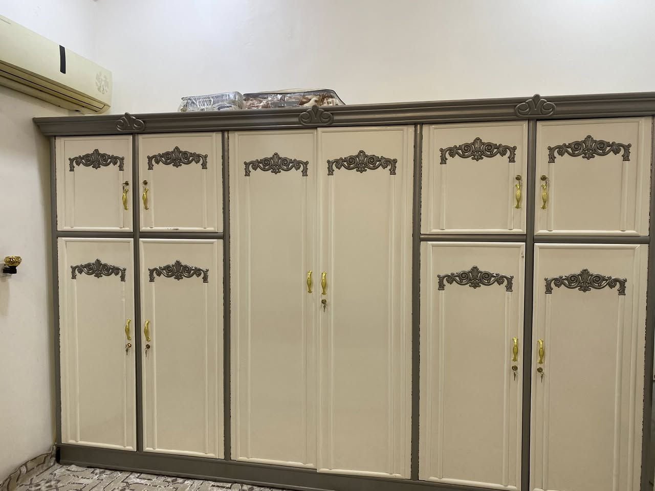 السلام عليكم غرفة اخشاب تسگام ملكي جديده 7 قطع  كنتور طابقين 6 ابواب صارله 3 اشهر من ماخذها بمليون و600 /اريدها بمليون قفل بدون عمله مكاني كربلاء هذه رقمي ***********
